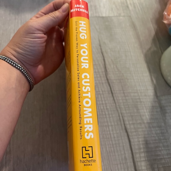 Hug your customers book - Picture 2 of 4